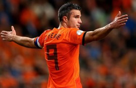 电子竞技官方网站下载-莱万多夫斯基回归赛场，高光表现首场状态亮眼，老鹰观众沸腾！